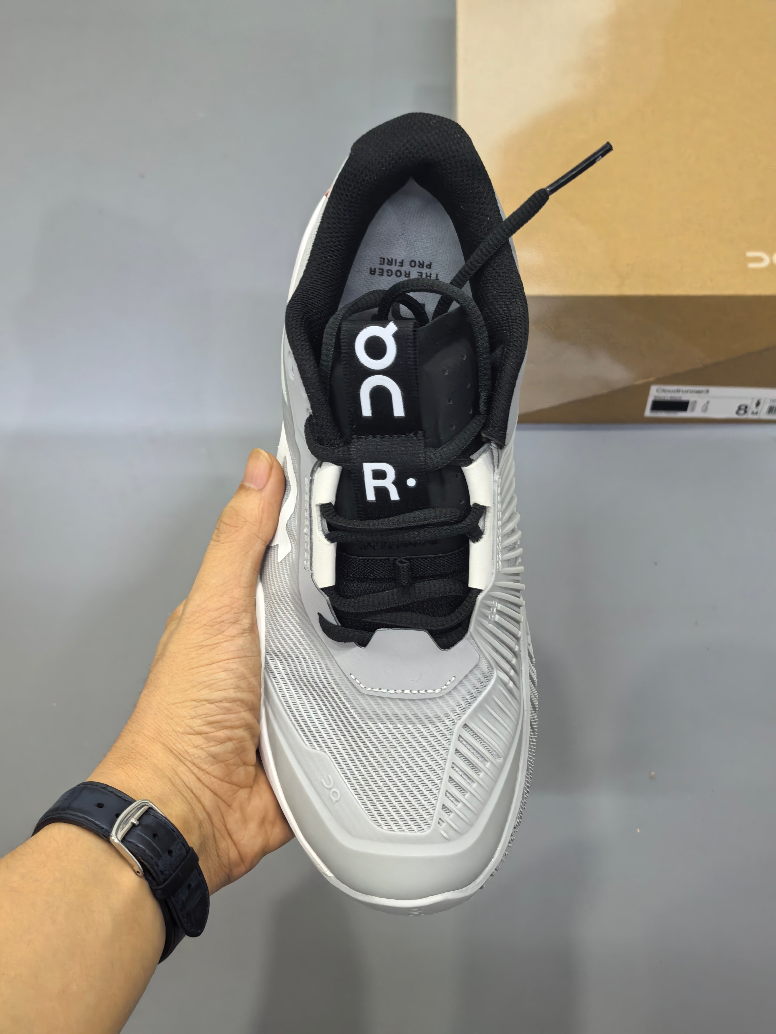 On Running The Roger Pro Fire Unisex Grau