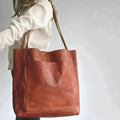 Lunara Schultertasche in Braun — Image 2