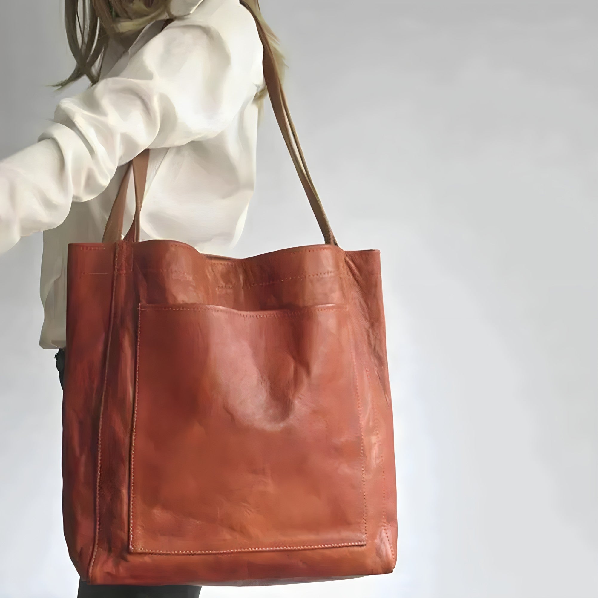 Lunara Schultertasche in Braun — Image 2