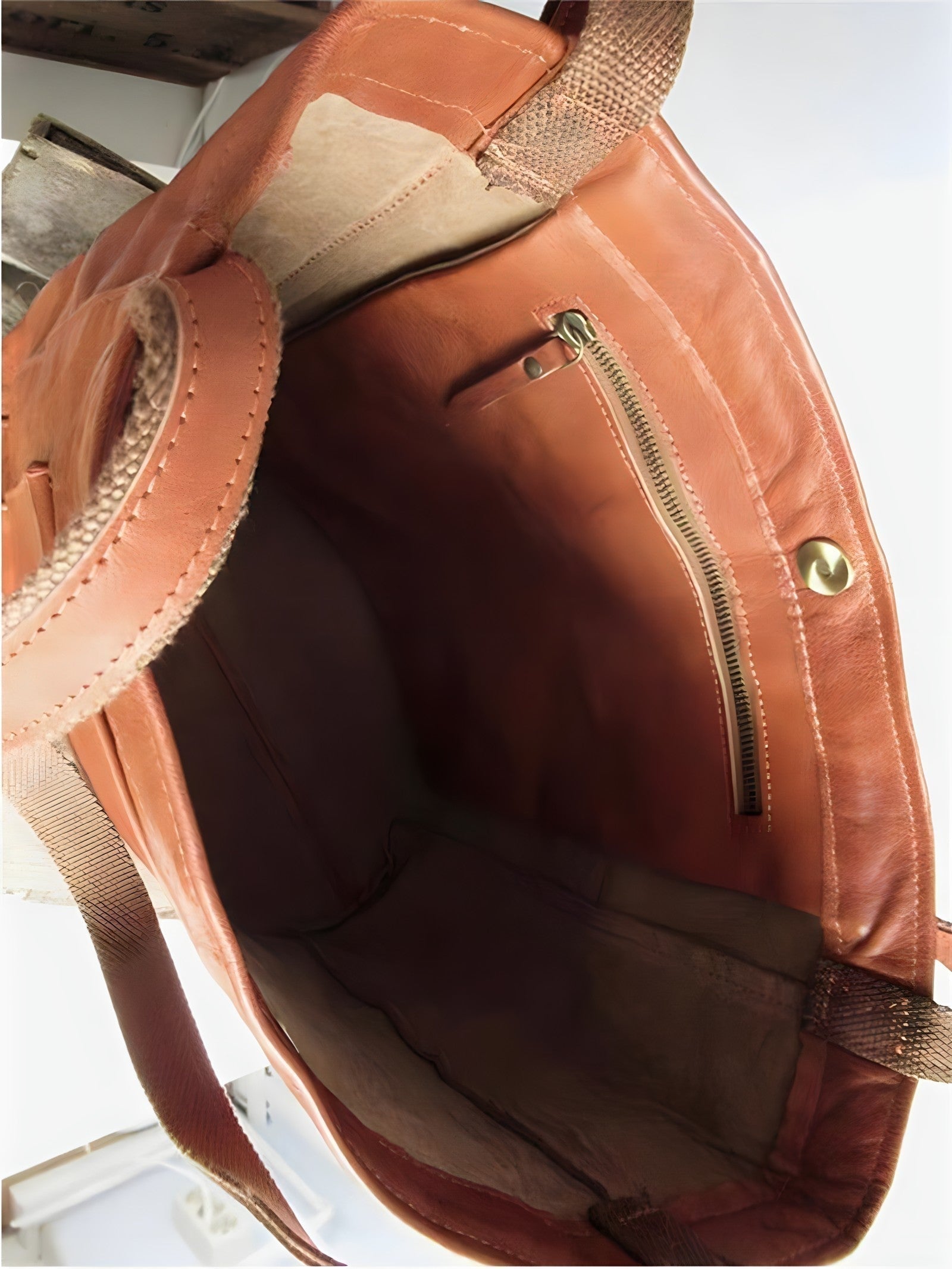 Lunara Schultertasche in Braun — Image 3