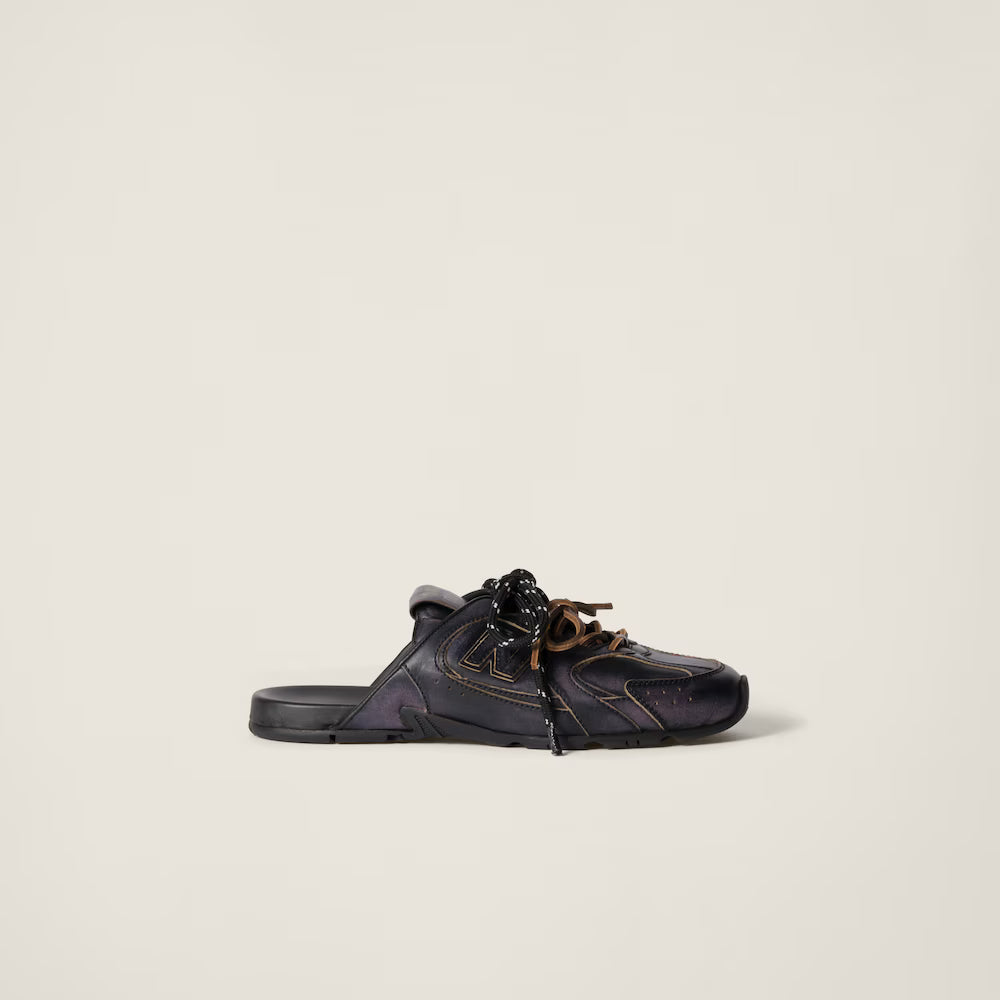 530 SL Mules aus gebleichtem Leder mit Gummisohle in Schwarz und Braun