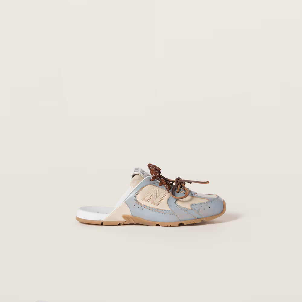 530 SL Mules aus gebleichtem Leder in Himmelblau Travertin Grau