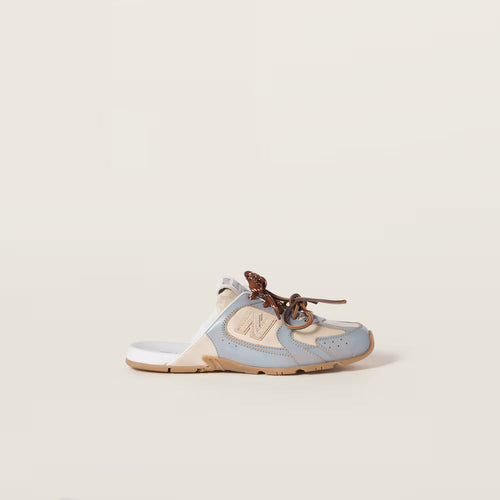 530 SL Mules aus gebleichtem Leder in Himmelblau Travertin Grau