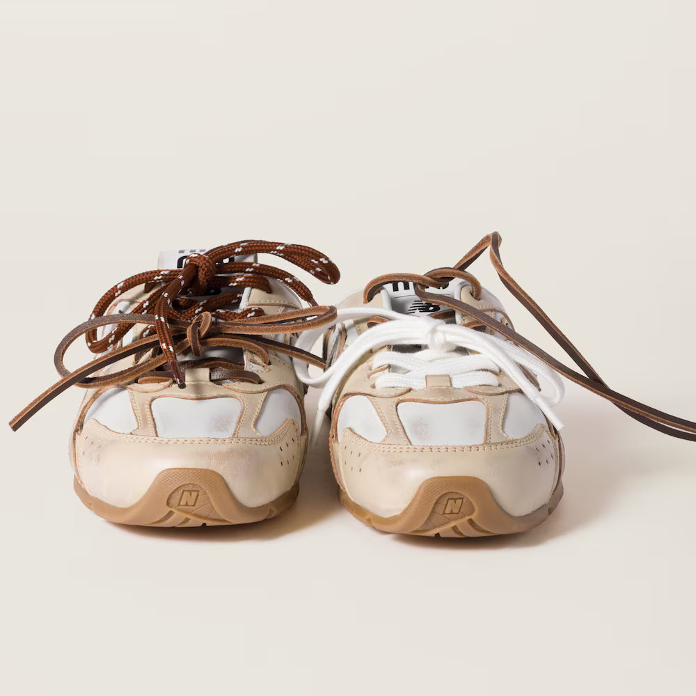 530 SL Mules aus gebleichtem Leder mit Gummisohle in Travertine Grau und Weiß 4