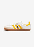 Adidas Samba Sneakers in Weiß und Gold, stilvoll und elegant.