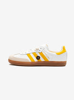 Adidas Samba Sneakers in Weiß und Gold, stilvoll und elegant.