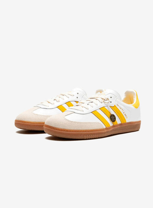 Adidas Samba Sneakers in Weiß und Gold, stilvoll und elegant. 2