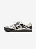 Adidas Samba Wales Bonner Sneaker in Silber mit glitzerndem Finish.