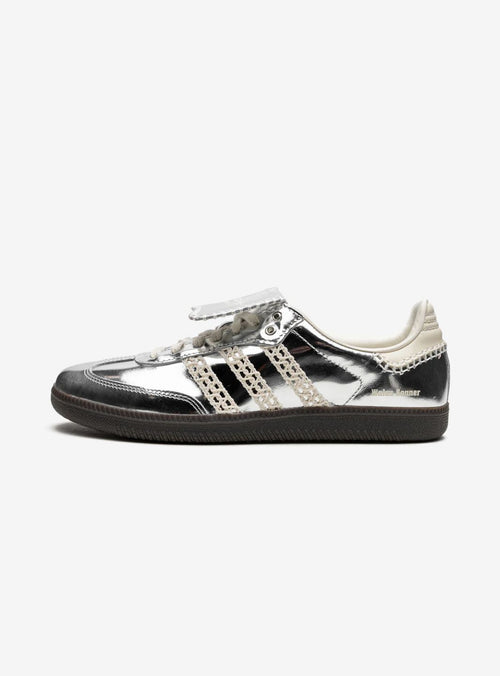 Adidas Samba Wales Bonner Sneaker in Silber mit glitzerndem Finish.