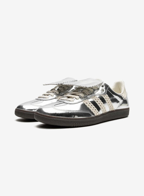 Adidas Samba Wales Bonner Sneaker in Silber mit glitzerndem Finish. 2