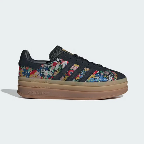 Adidas x Liberty London Sambae elegante schwarze Sneakers mit floralen Details.