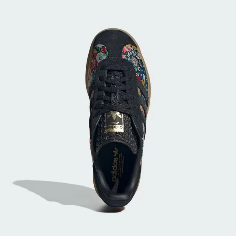 Adidas x Liberty London Sambae elegante schwarze Sneakers mit floralen Details. 3