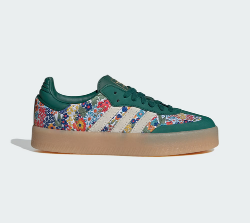 Adidas x Liberty London Sambae Sneakers in Kollektion Grün mit floralen Akzenten.