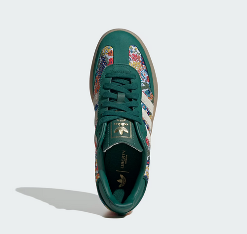 Adidas x Liberty London Sambae Sneakers in Kollektion Grün mit floralen Akzenten. 2