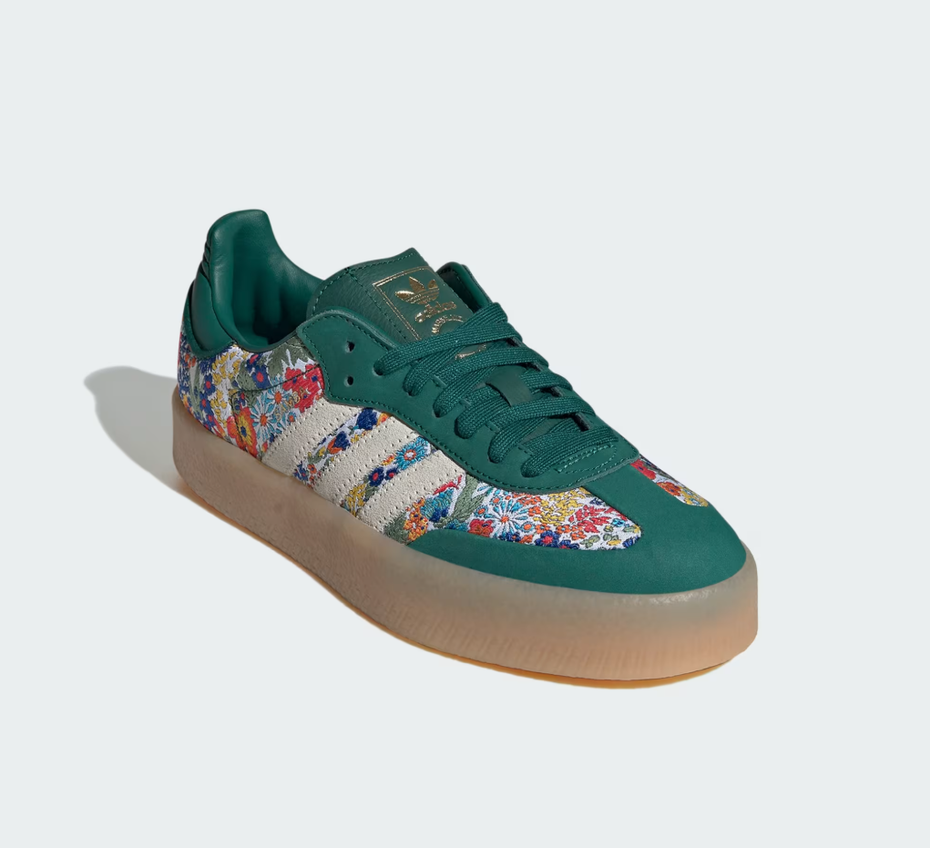 Adidas x Liberty London Sambae Sneakers in Kollektion Grün mit floralen Akzenten. 3