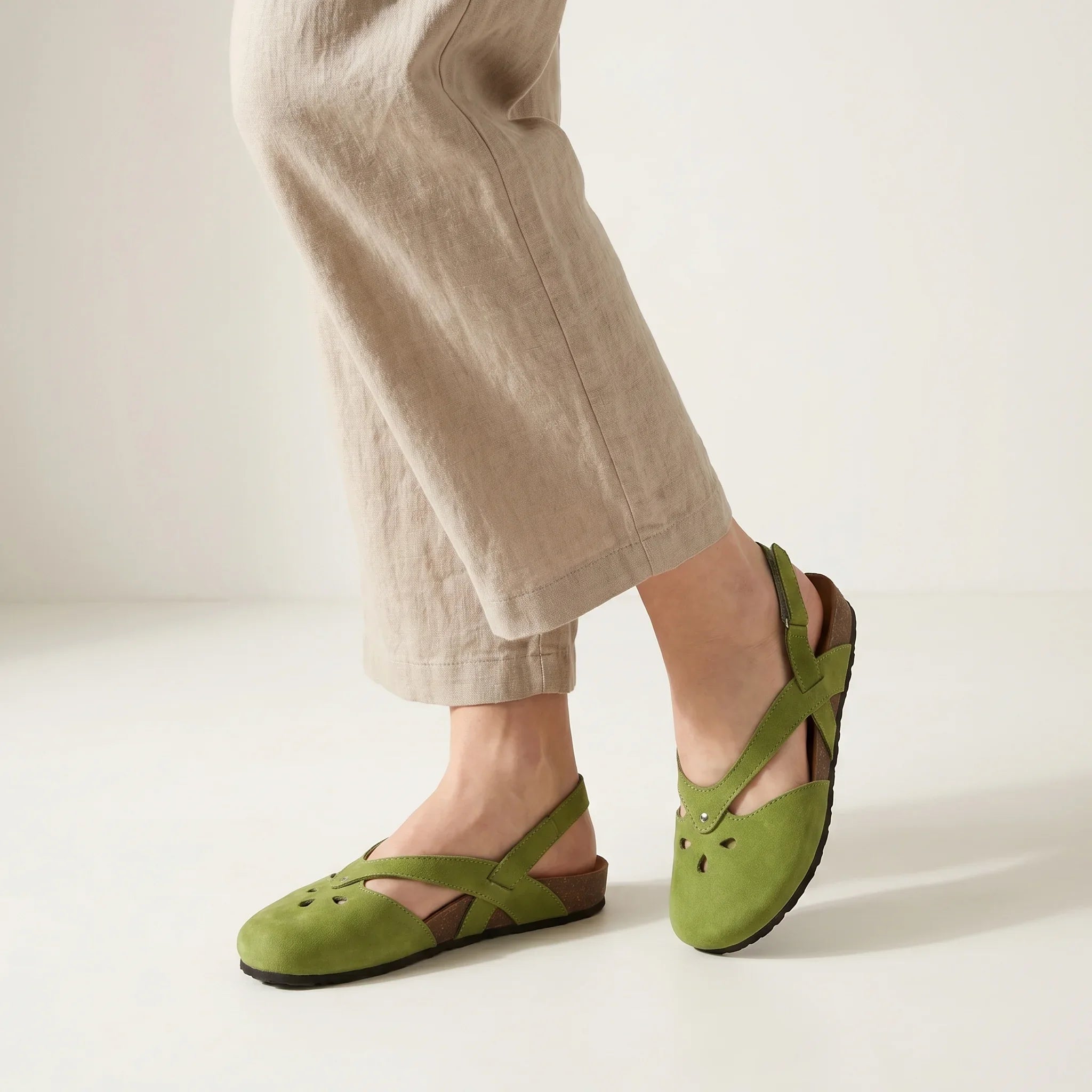 Bequeme verstellbare Sandalen für Frauen in verschiedenen Farben.