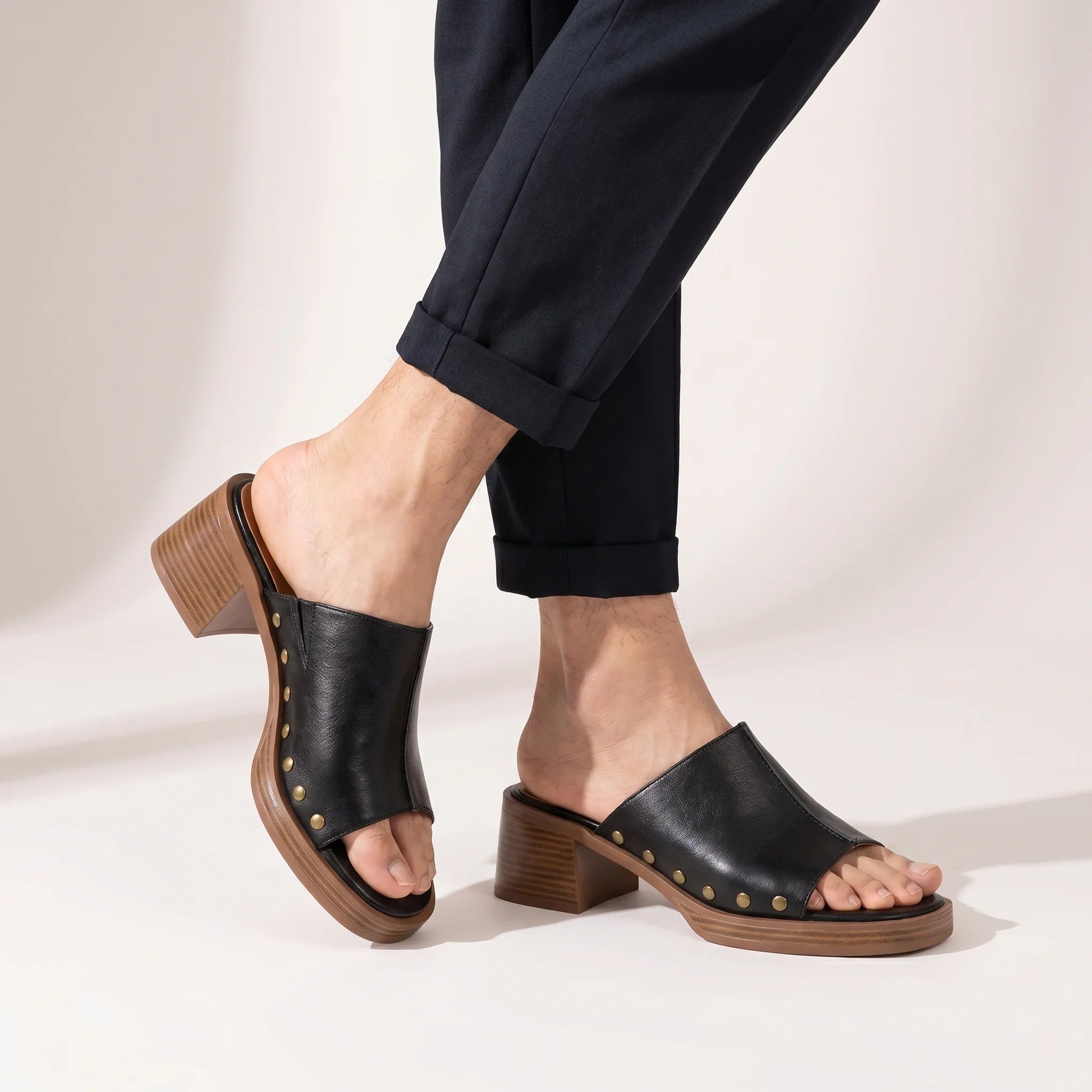 Elegante Damen Leder Sandalen mit offenem Fersendesign und Blockabsatz.