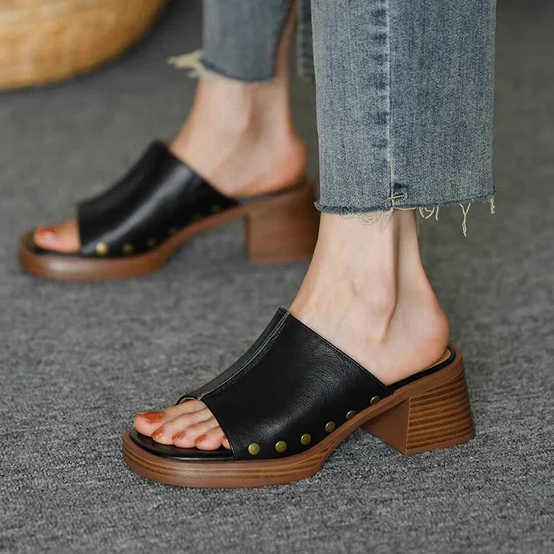 Elegante Damen Leder Sandalen mit offenem Fersendesign und Blockabsatz. 2