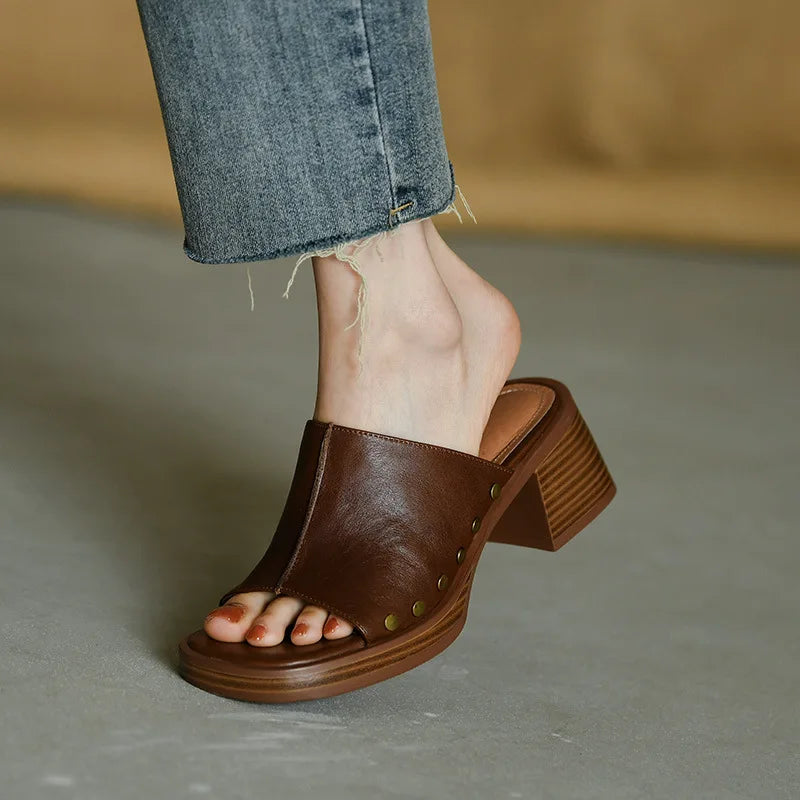 Elegante Damen Leder Sandalen mit offenem Fersendesign und Blockabsatz. 5