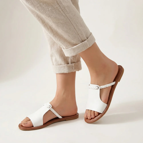 Elegante geflochtene Riemensandalen aus veganem Leder für Frauen.