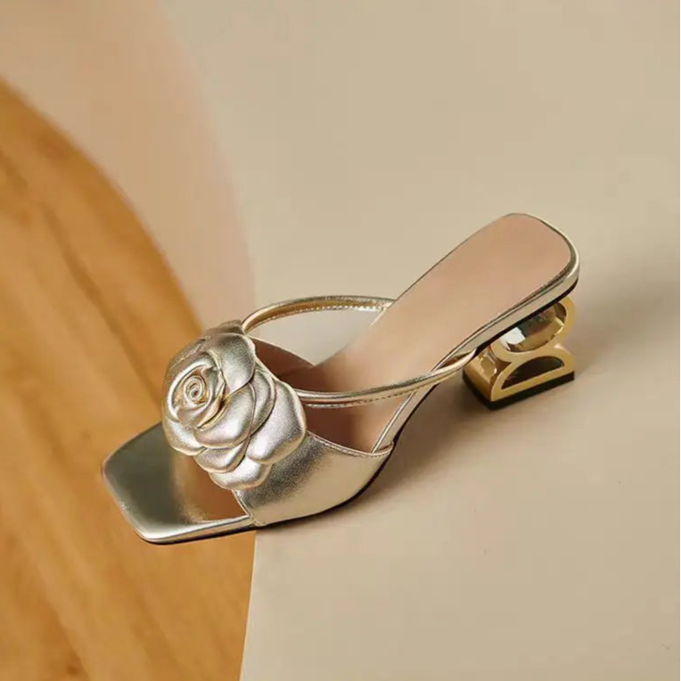 Damen Sandalen Gold mit Rosendetail 3