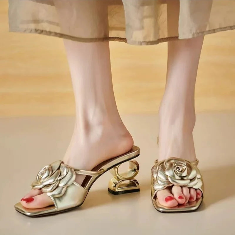 Damen Sandalen Gold mit Rosendetail und Blockabsatz 4