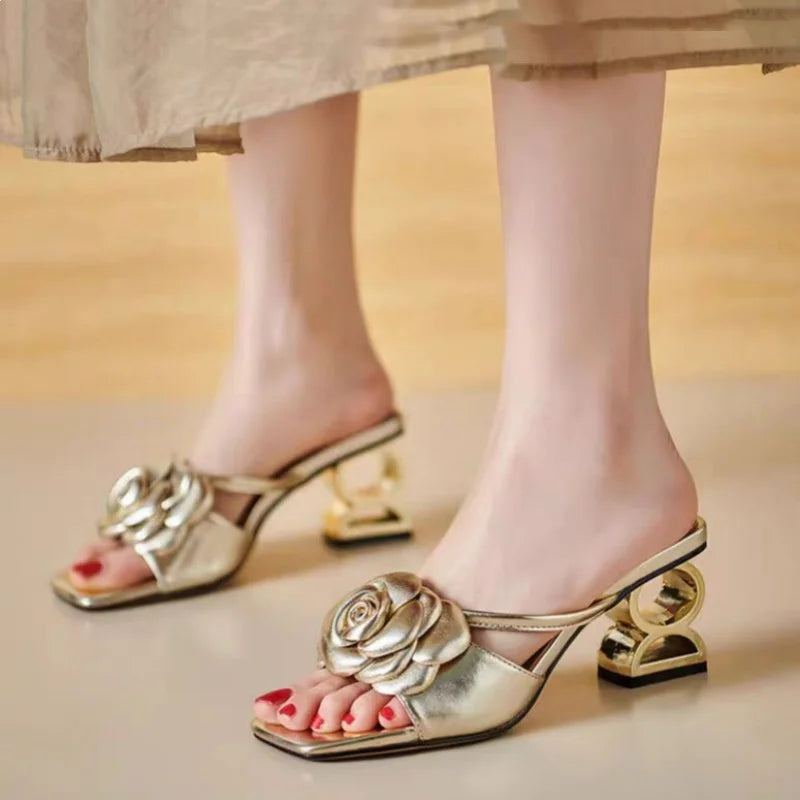 Damen Sandalen Gold mit Rosendetail und Blockabsatz 6