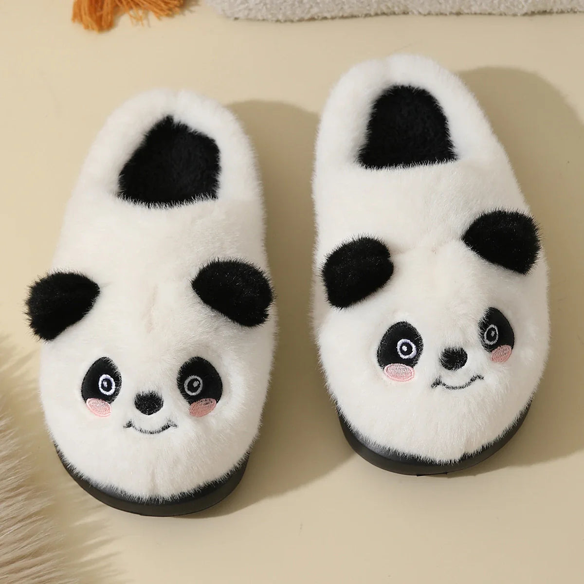 Plüsch Hausschuhe mit Panda Design in Weiß 3