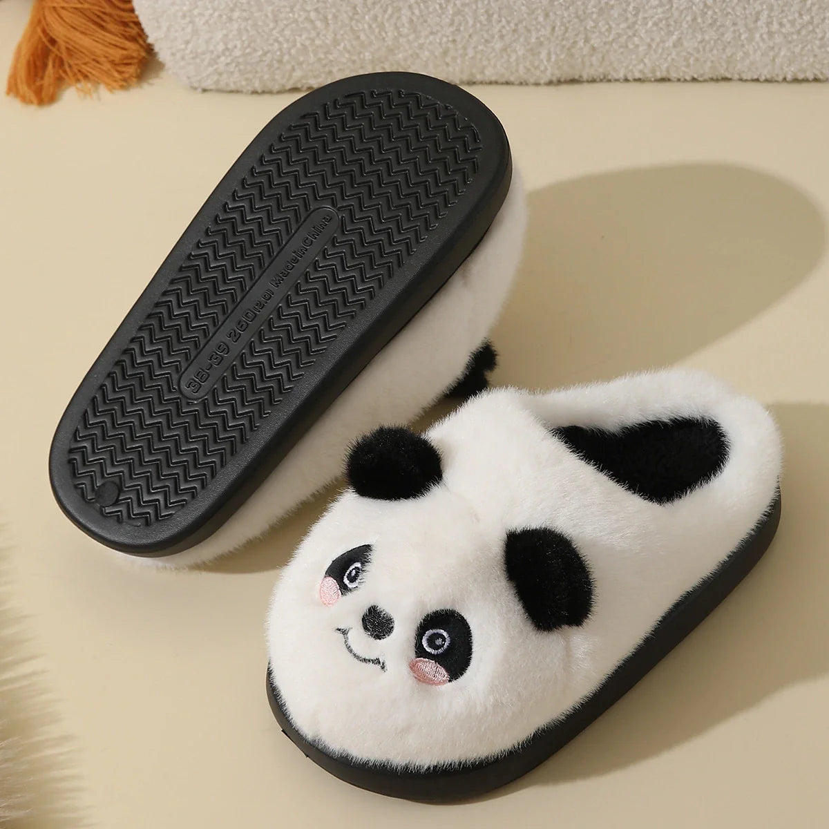 Plüsch Hausschuhe mit Panda Design in Weiß 4