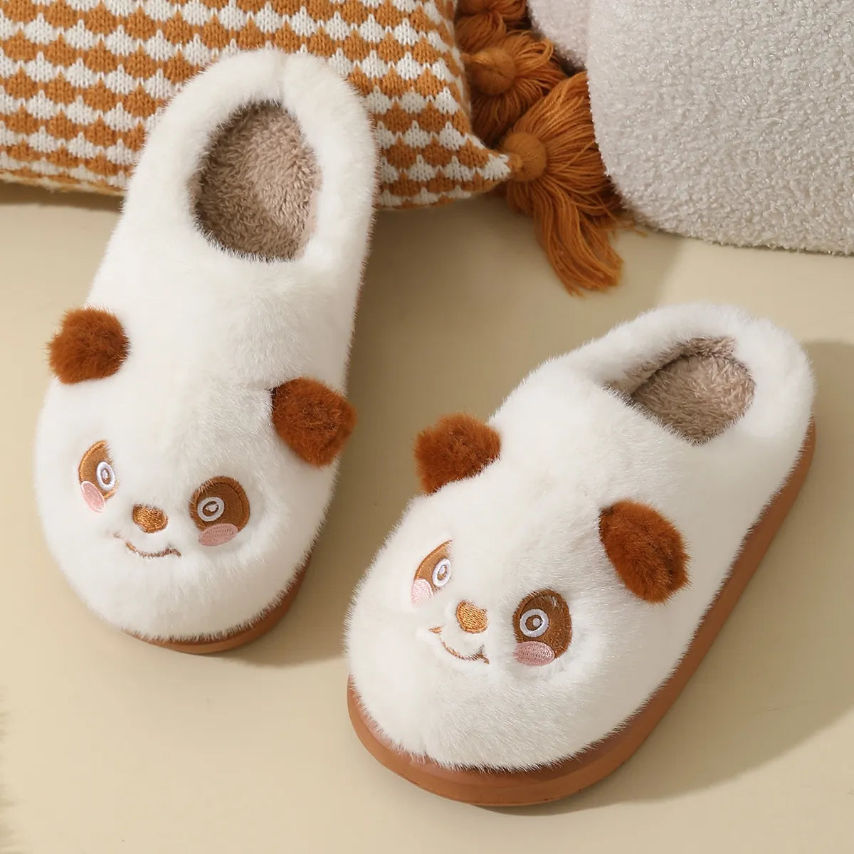 Plüsch Hausschuhe mit Panda Design in Weiß 6