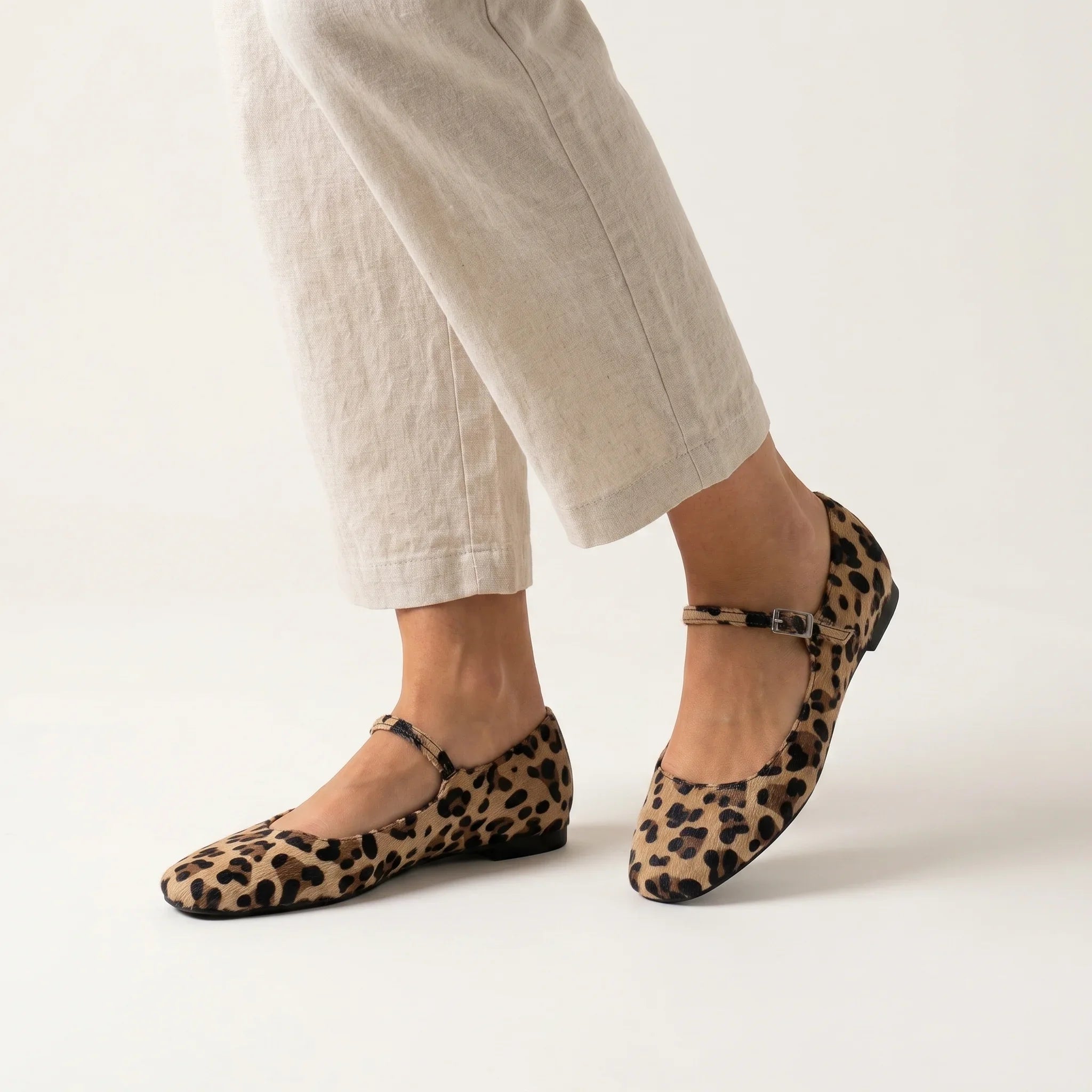 Elegante Damen Sandalen in Leopardenmuster, ideal für den Sommer.