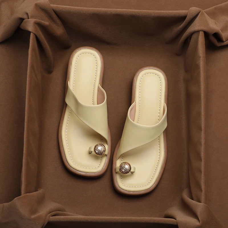 Elegante Leder Sandalen für Frauen mit quadratischem Zeh und Blockabsatz. 5