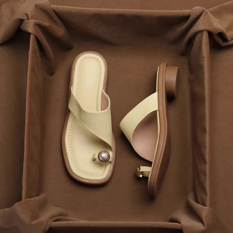 Elegante Leder Sandalen für Frauen mit quadratischem Zeh und Blockabsatz. 6