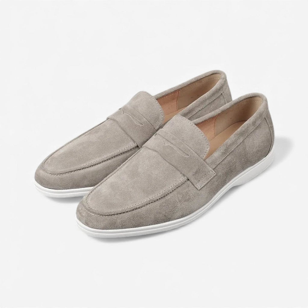 Männer Klassische Wildleder Slipper in Grau, stilvoll und bequem.