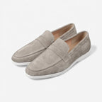 Männer Klassische Wildleder Slipper in Grau, stilvoll und bequem.