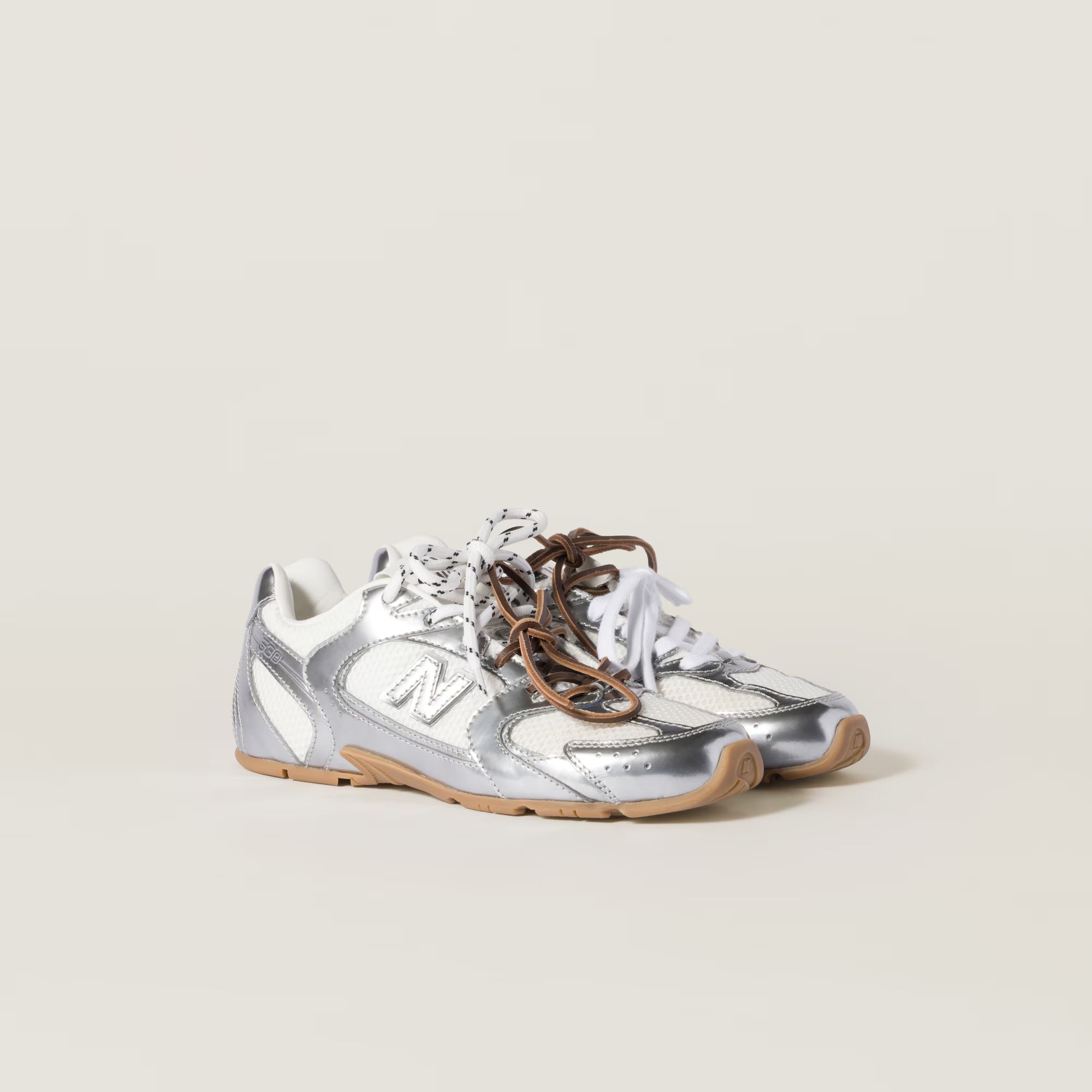 530 SL Runner in der Metallic Mesh Edition – stilvoll und bequem.
