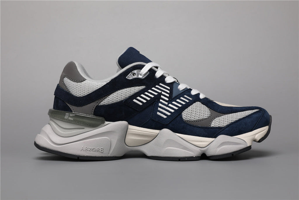 New Balance 9060 Sneakers in Hellblau, stilvoll und bequem.