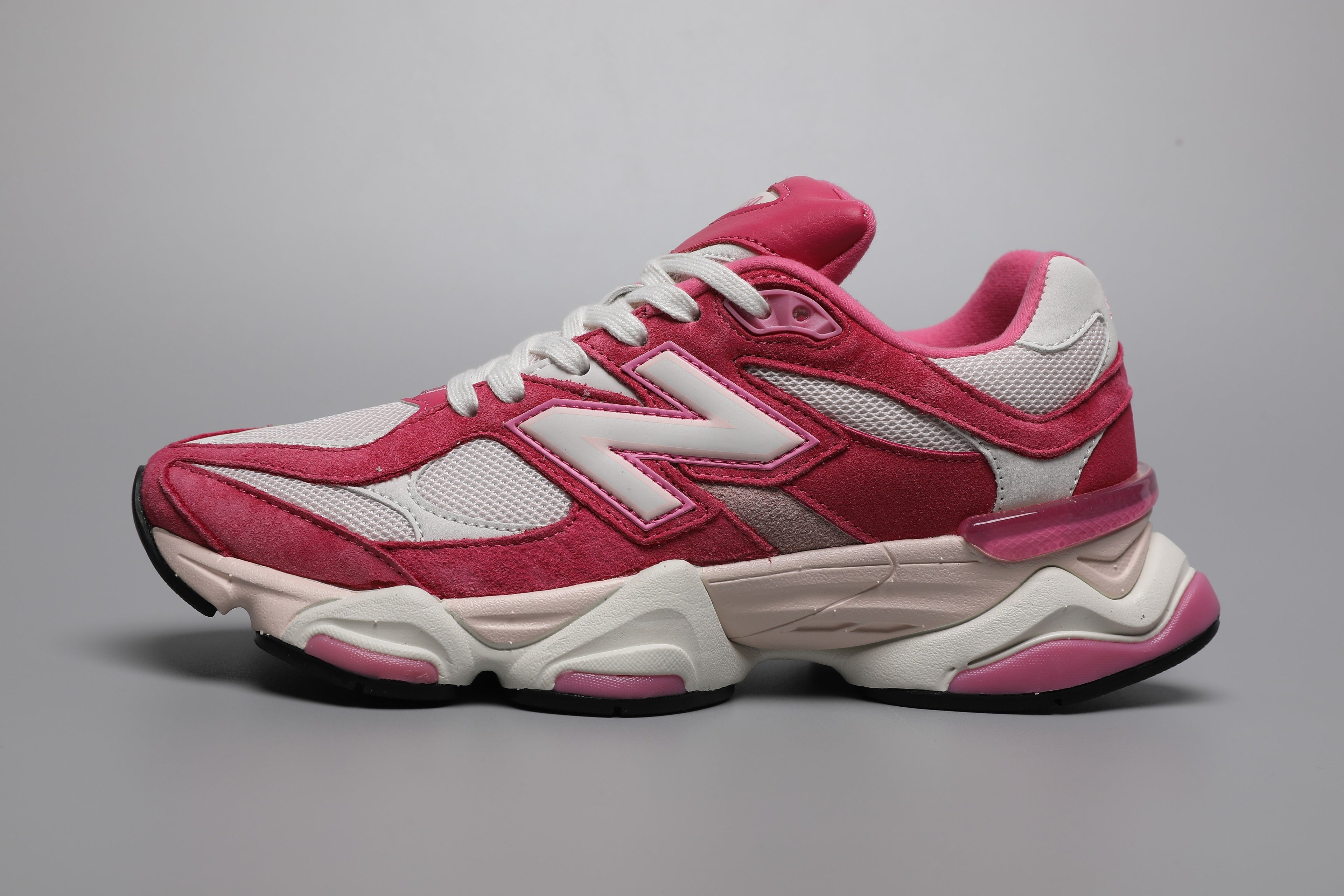 New Balance 9060 in Rot Rosa für sportliche Eleganz. 2