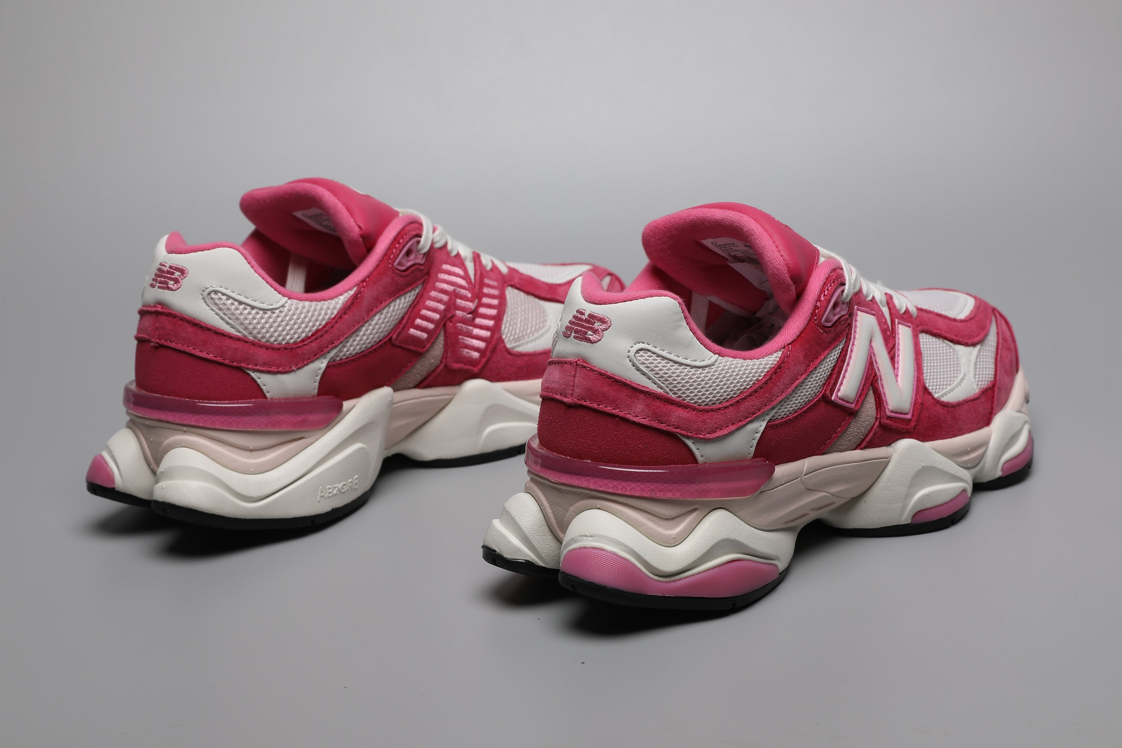 New Balance 9060 in Rot Rosa für sportliche Eleganz. 4