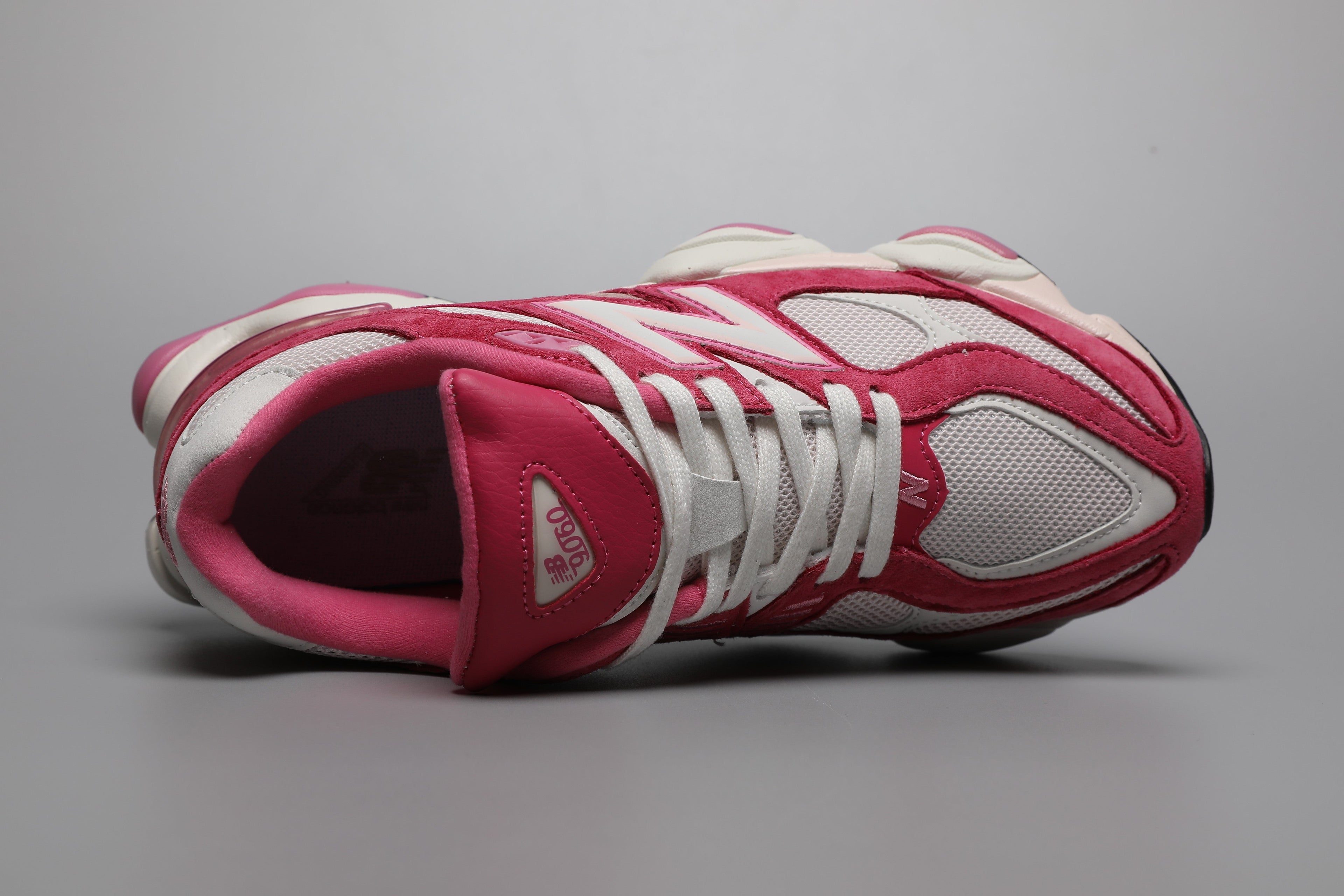 New Balance 9060 in Rot Rosa für sportliche Eleganz. 6