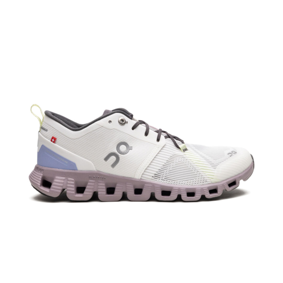 On Running Cloud X 3 in Weiß für Damen, ideal für Sport und Freizeit.
