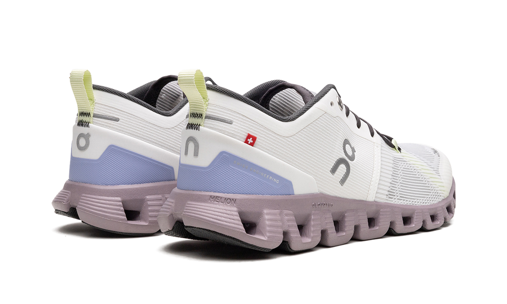 On Running Cloud X 3 in Weiß für Damen, ideal für Sport und Freizeit. 3
