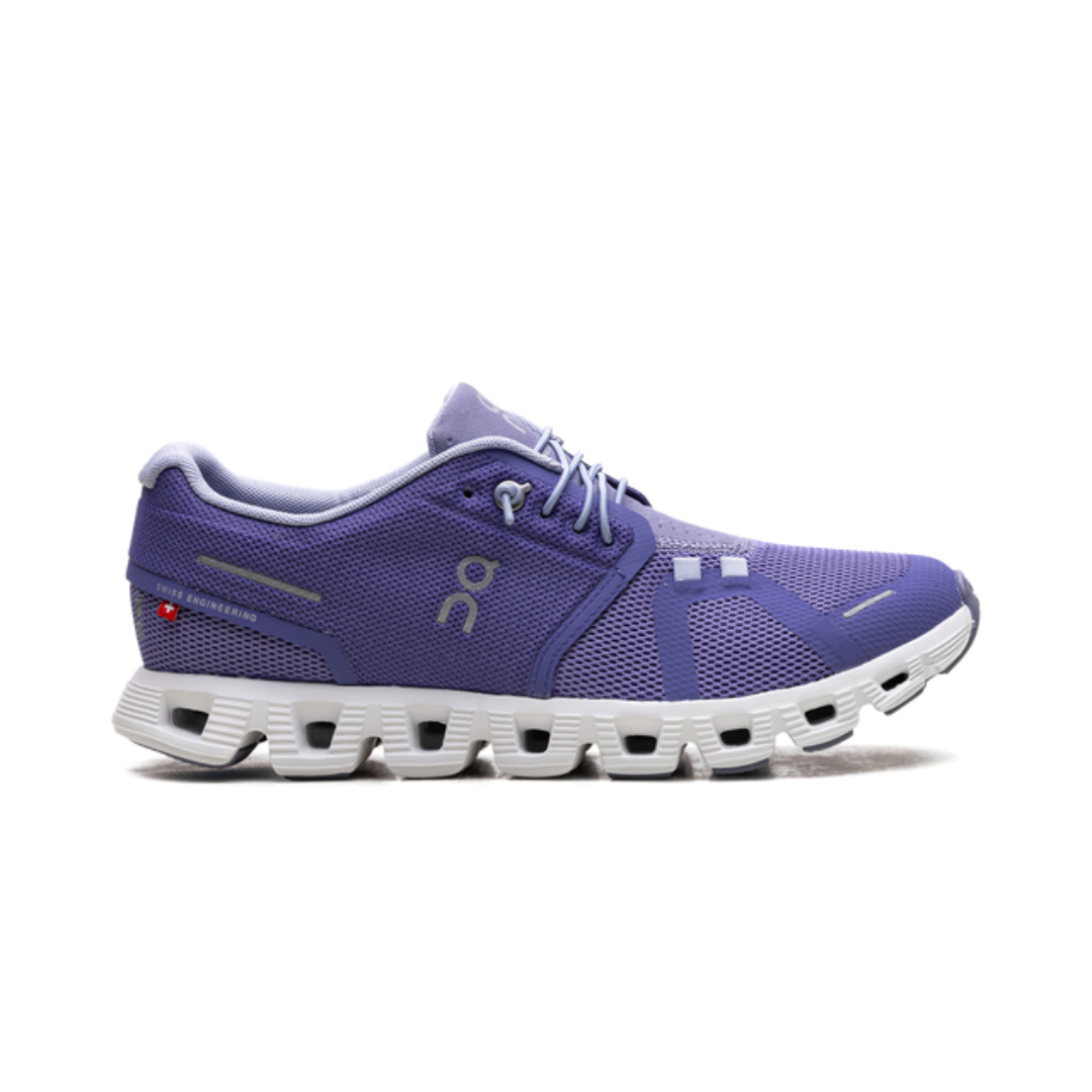 On Running Cloud 5 Waterproof Sneaker in Blau mit eleganter Optik.