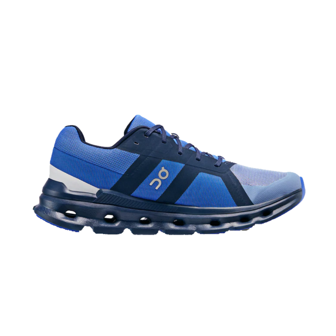 On Running Cloudrunner in Schale Kobalt für Komfort und Stil.