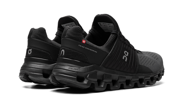 On Running Cloudswift in Schwarz, sportlicher Laufschuh für urbane Läufer. 3