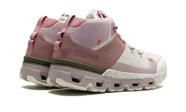 On Running Cloudtrax Sneaker in Rosa und Elfenbein 3