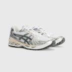 ASICS Gel-Kayano 14 Weiße Sneakers für sportlichen Komfort und Stil. 2