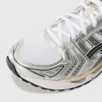 ASICS Gel-Kayano 14 Weiße Sneakers für sportlichen Komfort und Stil. 6