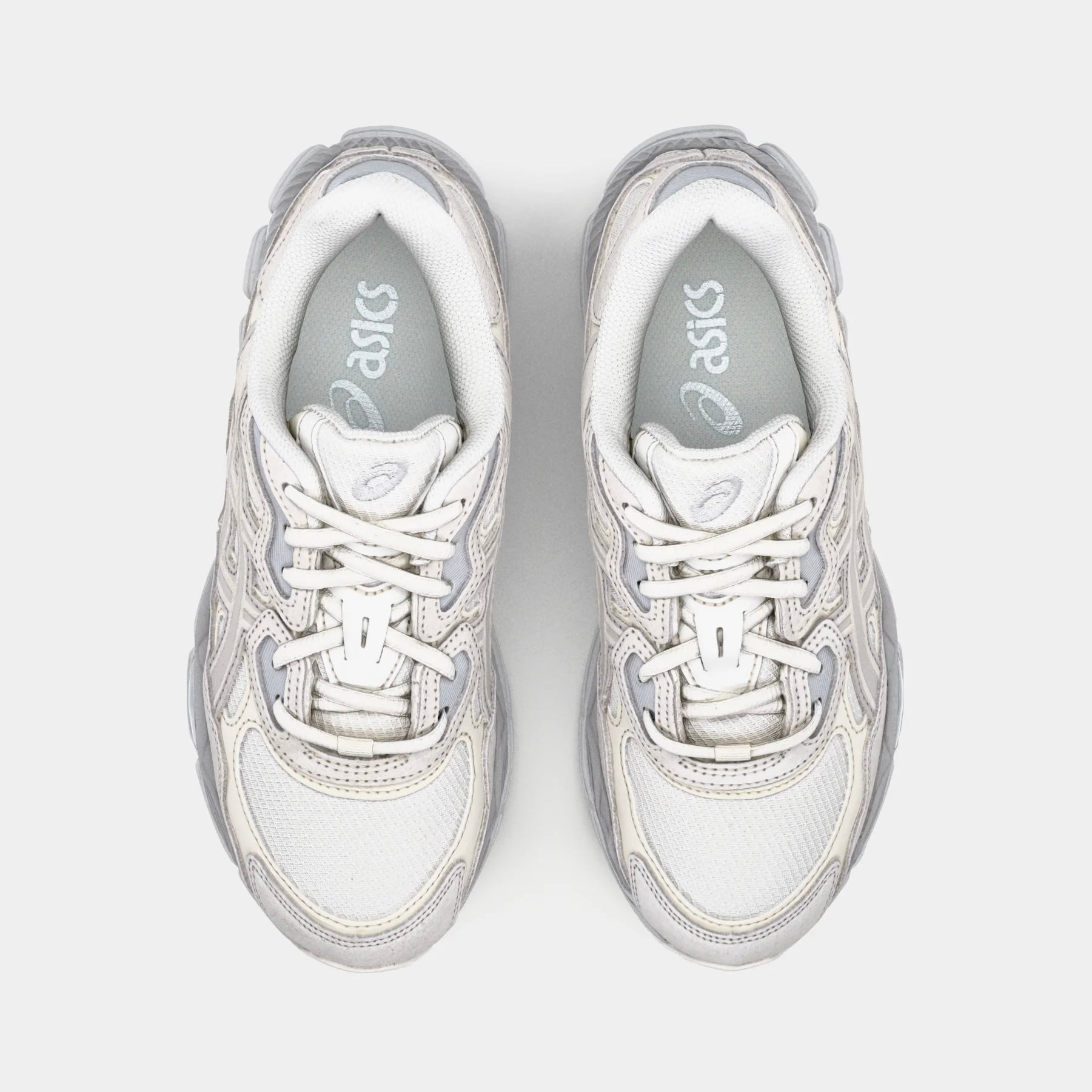 Asics GEL-NYC Creme Grau elegante Sneakers für sportlichen Stil. 4