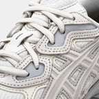 Asics GEL-NYC Creme Grau elegante Sneakers für sportlichen Stil. 6